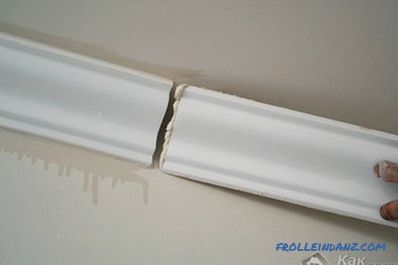 How to glue the ceiling plinth