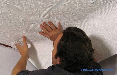 How to glue vinyl wallpaper on the walls and ceiling (+ photos)