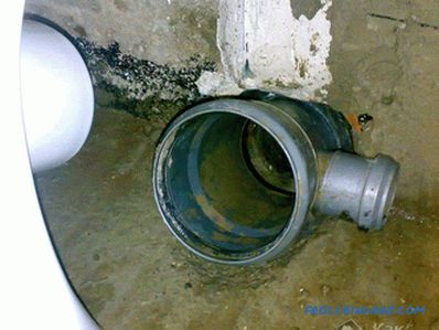 Connection of a toilet bowl with a sewer pipe