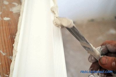 How to glue the ceiling plinth