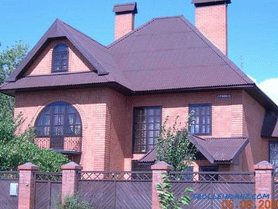 What is better metal or ondulin for the roof of a private house