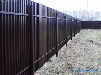 Fence of corrugated DIY