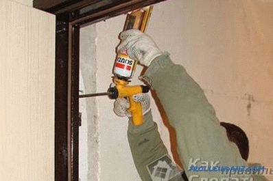How to install the door with your own hands