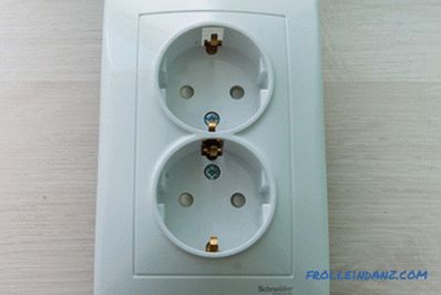 How to connect the outlet to the mains