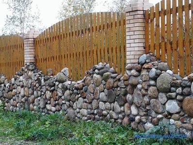 Fence made of stone with his own hands