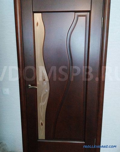 What is veneered door and which is better